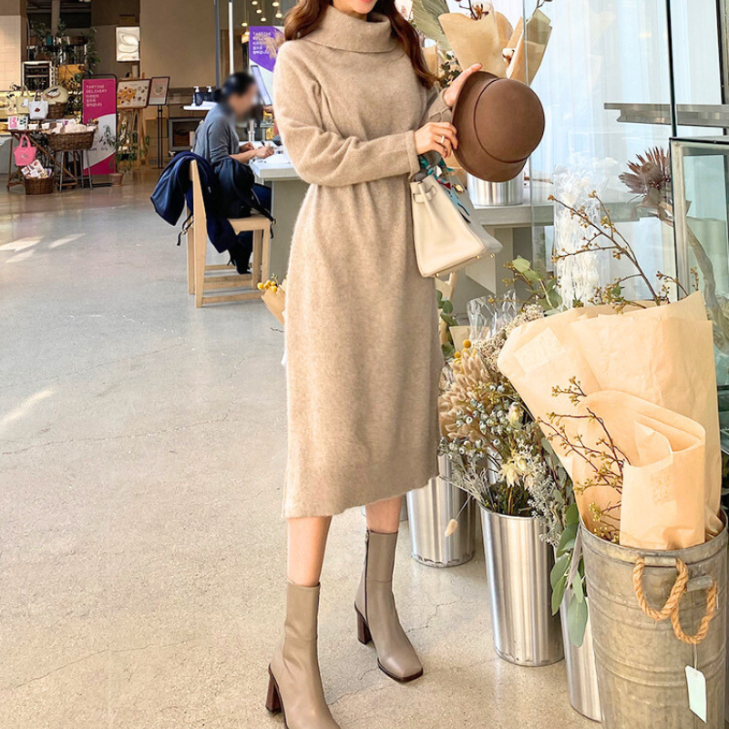 やわらかベージュのニットワンピースで、上品かつフェミニンな印象を演出。