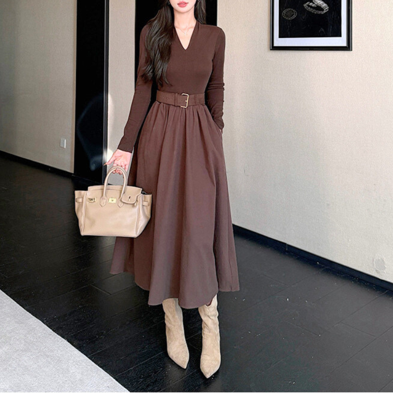 清楚で女性らしい印象のVネックワンピース 通勤やデートにおすすめ