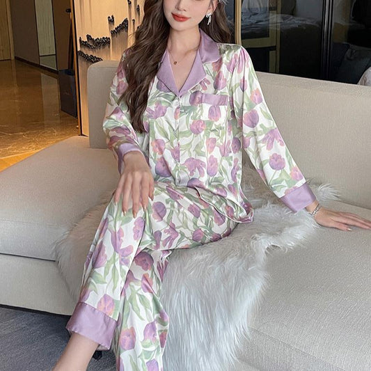 春秋向け フラワープリント アイスシルク長袖ルームウェアを着た女性 座りポーズ