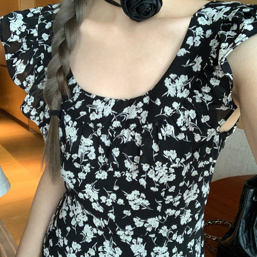 ブラック花柄ワンピースの胸元をクローズアップし、前後リバーシブル&ワンショルダーにも変化可能なフリル袖