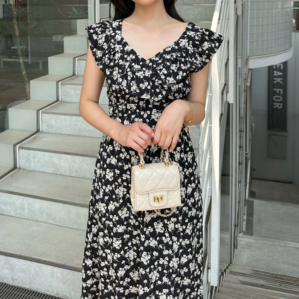 ブラック花柄ワンピースを正面から撮影し、前をUネック/後ろをVネックに着用して小顔効果を狙ったスタイル