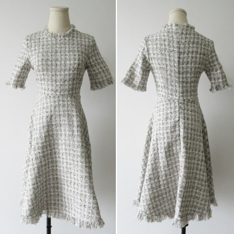 トルソーに着用したフリンジツイード風フレアワンピースの全体像で、立体感をわかりやすく示す