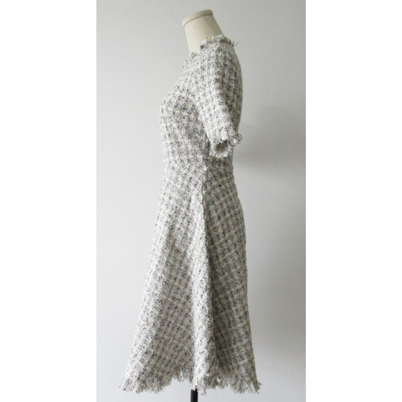 横から見たワンピースのシルエットで、ハイウエスト切替とフレアスカートが上品に映える