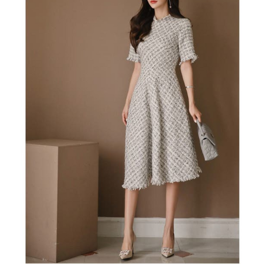 フリンジツイード風フレアワンピースを正面から撮影し、ハイウエスト切替と五分袖が強調された姿