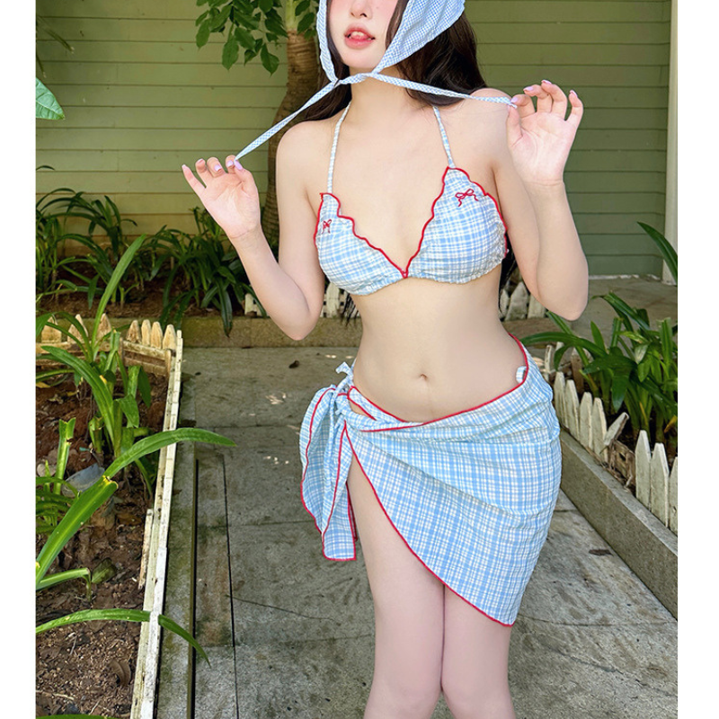 パレオを腰に巻いたギンガムチェックビキニの斜め前ショット くびれを美しく見せる夏コーデ