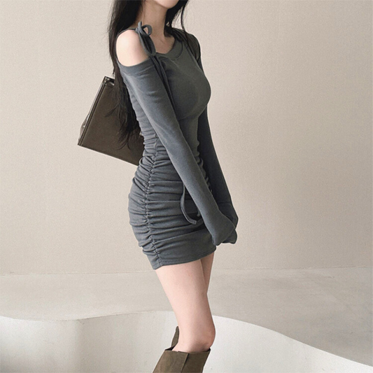 グレーの胸パッド付きワンピースを横から見たシルエット|細見え効果のある上品タイトライン