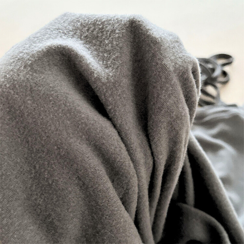 グレー生地のアップ写真|なめらかなレーヨン混素材で心地よい肌触り