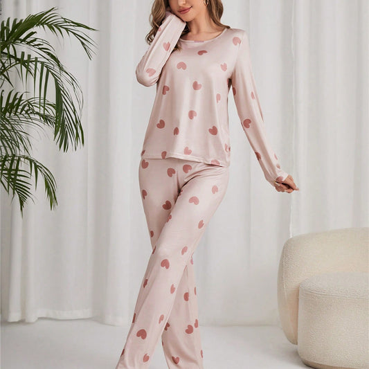 ピンクのハート柄長袖ルームウェアを着た女性 全身コーデ(春秋向け)