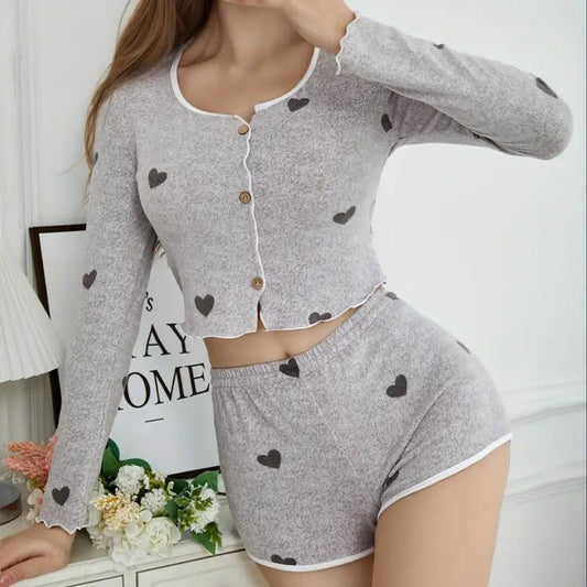 ハート柄クロップドトップ×ショートパンツセットを正面から撮影。短め丈でウエストを強調し、大人可愛い雰囲気