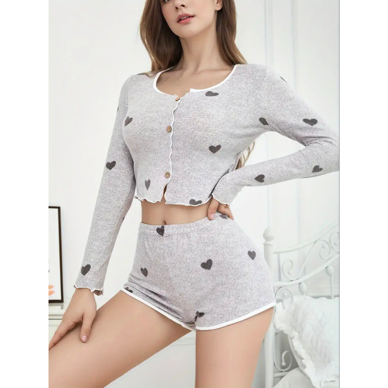 ハート柄のトップスとショートパンツを着た女性。短め丈のトップスとショートパンツがスタイルアップを叶える