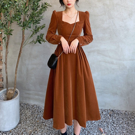 ハートネックとパフスリーブが上品な秋色ブラウンのコーデュロイワンピースを正面から撮影