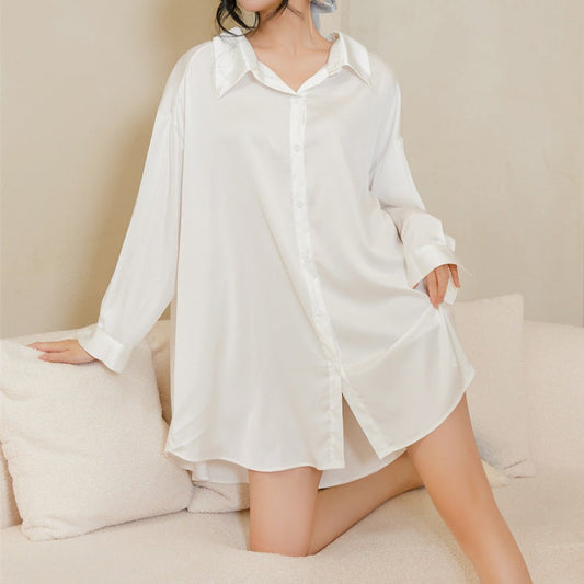 ホワイトカラーの背中開きバックリボンルームウェアを正面から撮影し、彼シャツ風のオーバーサイズ感を強調