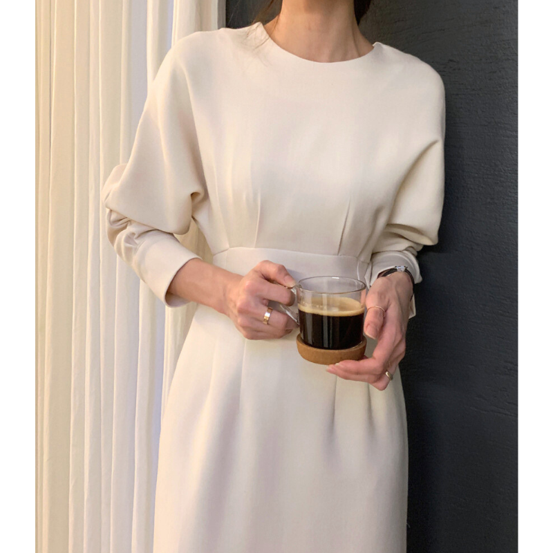 アイボリーワンピを着て立つ、日常のひとコマ風カット