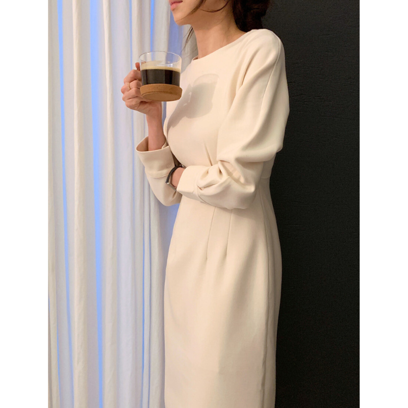 ブラック背景で落ち着いた印象のアイボリーワンピース