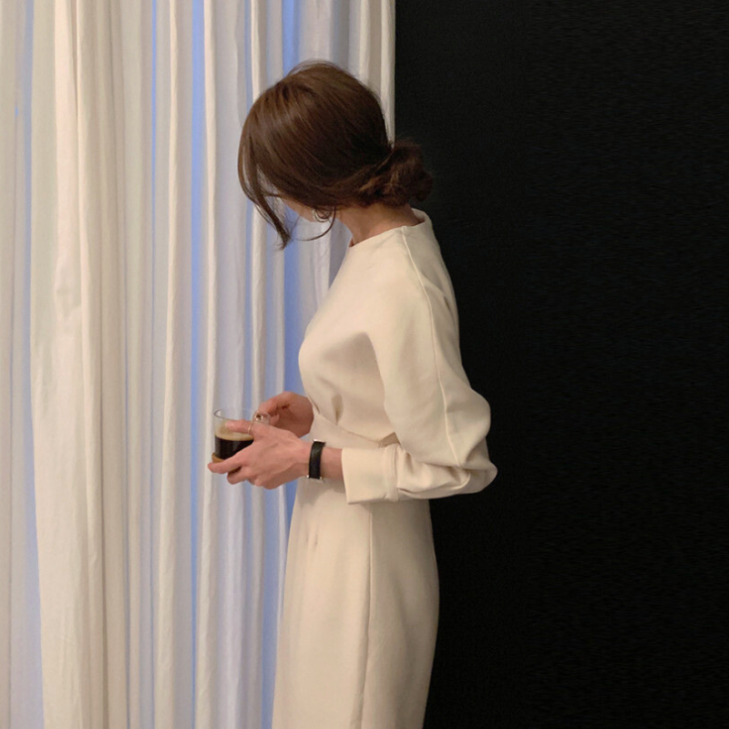 横から見たアイボリーワンピース、ウエストマークが際立つ