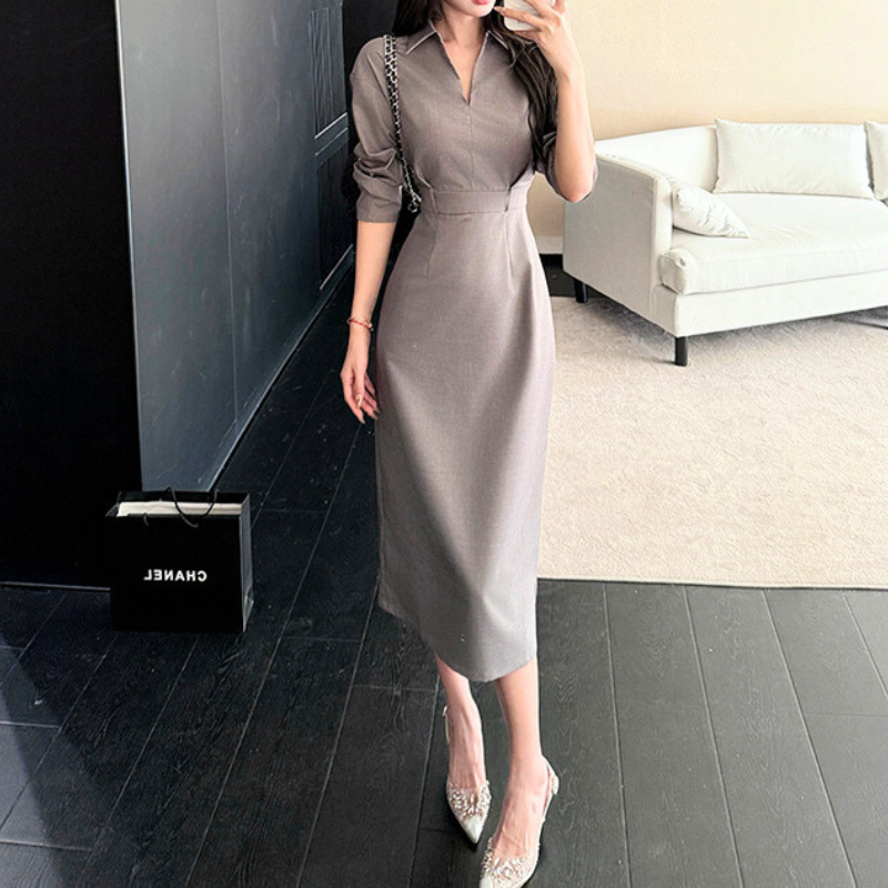 Vラインが美しいキーネックデザインワンピース 大人の好印象ファッション