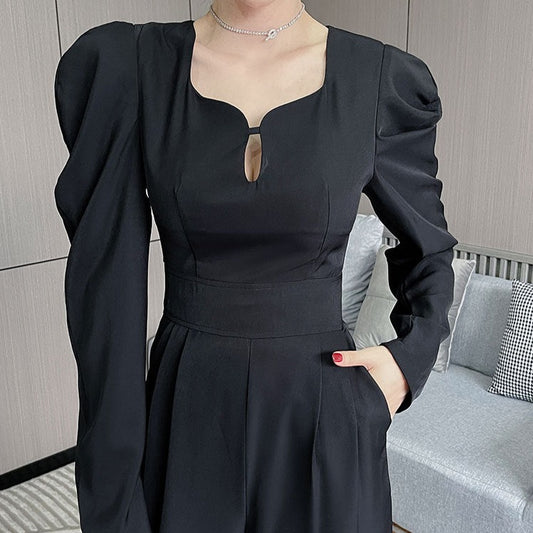 胸元にキーネックを配したブラックトップの正面アップで、深めのスクエアネックが映えるデザイン