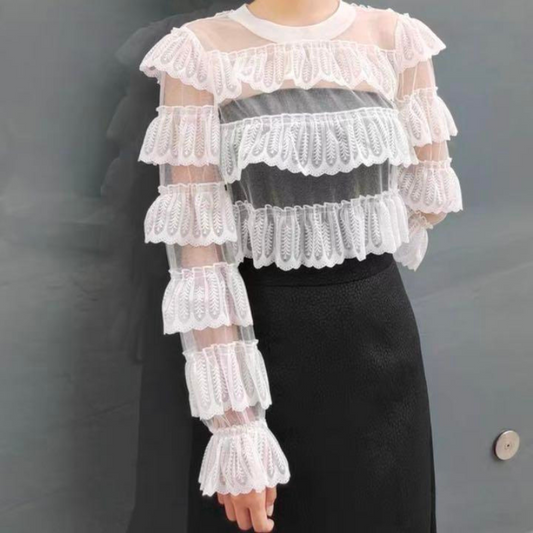 レースフリルが段々に施された袖部分をクローズアップし、透け感のある素材感をアピール