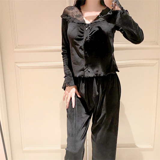 ウエストゴム仕様のブラックパンツを正面から撮影し、締め付けの少ない快適さをアピール