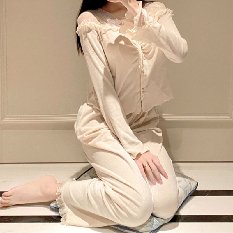 胸パッド付きで着やすいホワイトベロアトップスを斜め方向から撮影し、女性らしさを演出