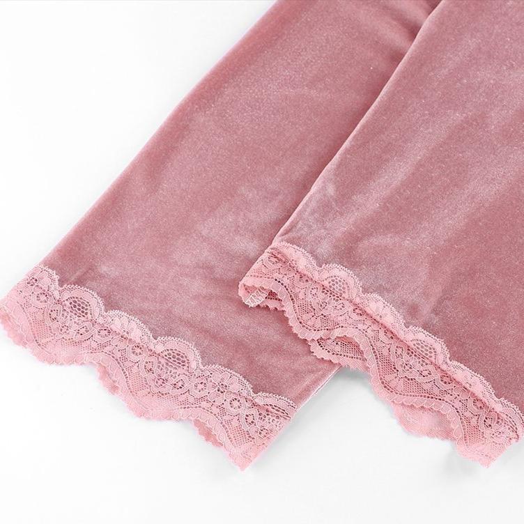 パンツのレース付き裾部分のアップショット