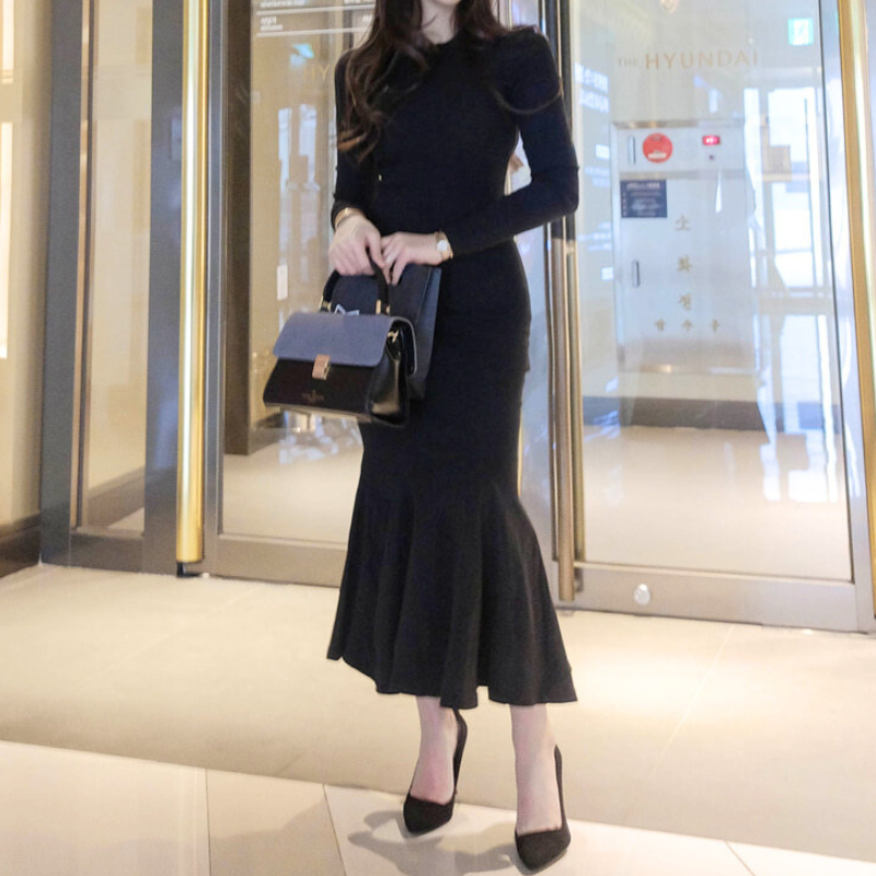 ブラックのマーメイドラインスウェットマキシワンピースを正面から撮影し、シックで上品な印象