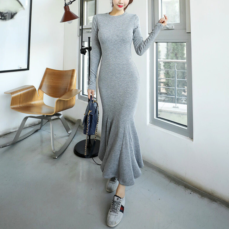 グレーのマーメイドラインスウェットマキシワンピースを正面から撮影し、タイトな上半身と裾のフレアが際立つ