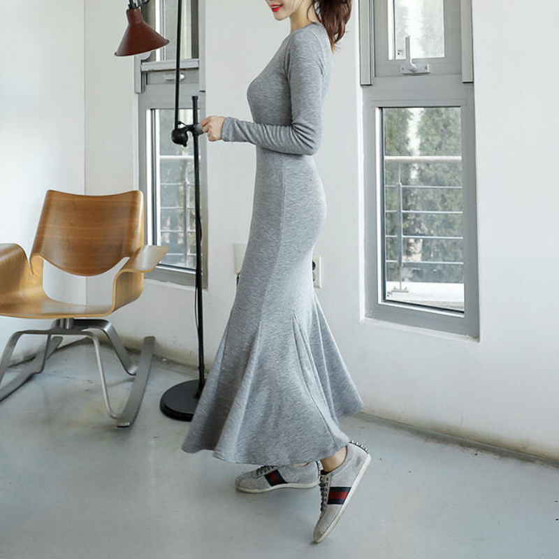 歩くたびに揺れるマーメイドラインが印象的なグレーカラーのスウェットワンピ