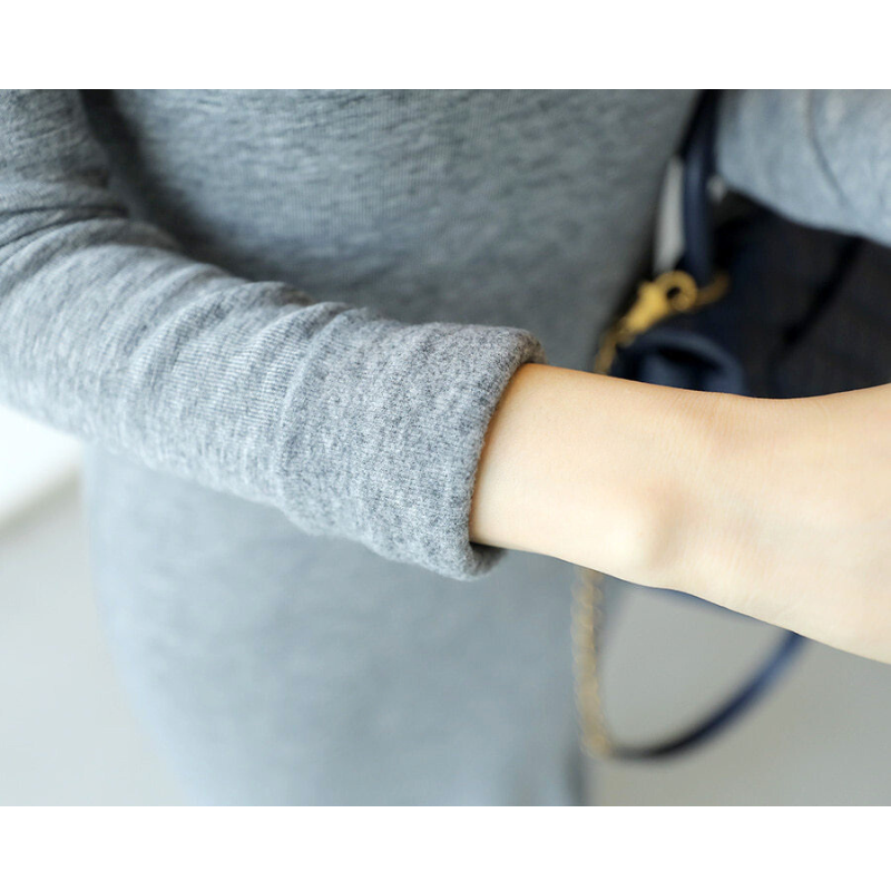 伸縮性のあるスウェット素材の質感を捉えたグレーワンピースの生地アップ