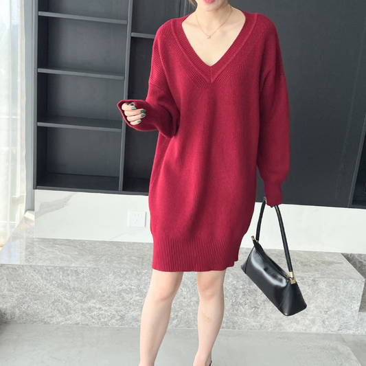 レッドの深Vネックリブニットミニワンピースを正面から着用。長袖のゆったりした全体シルエットが分かる写真