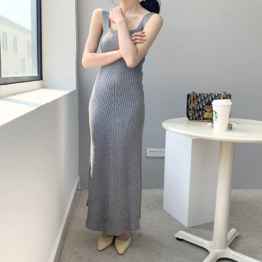 グレーのスクエアネックリブニットロングワンピースを正面から着用。色味と縦リブが分かる写真