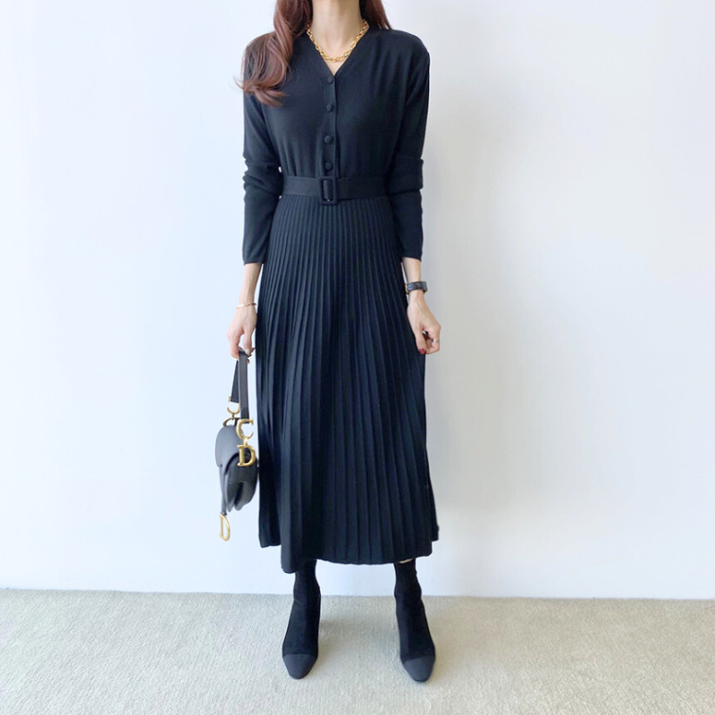 ネイビーのベルト付きワンピース着用シーン|大人の女性らしさを引き出す上品コーデ