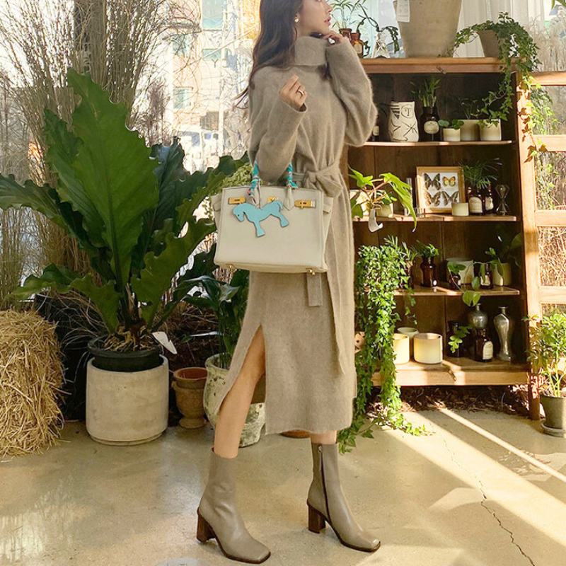 ふんわりニット素材のベージュワンピース。オフィス帰りのディナーデートにもおすすめ。