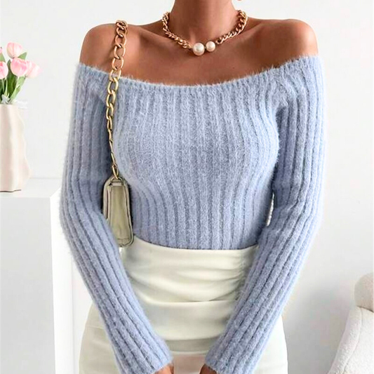 ペールブルーのふんわりオフショルリブニットトップスを着た女性|鎖骨見せで上品な色気のデート服
