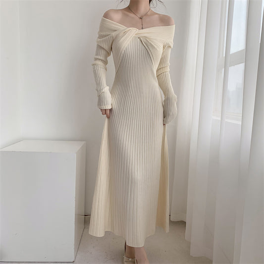 アイボリーのオフショルリボンニットワンピースを正面から撮影し、上品で清楚なイメージ