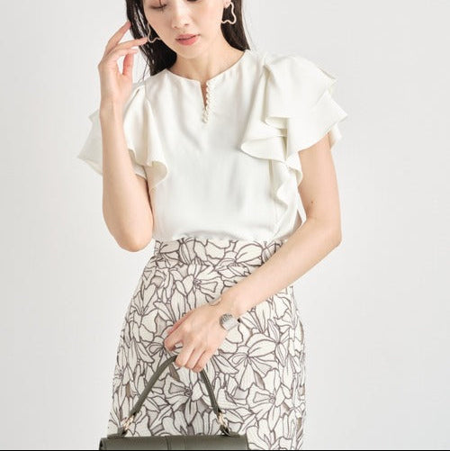 パールフリルスリーブブラウスを正面から撮影し、ラッフル袖が華やかで上品な印象を与える