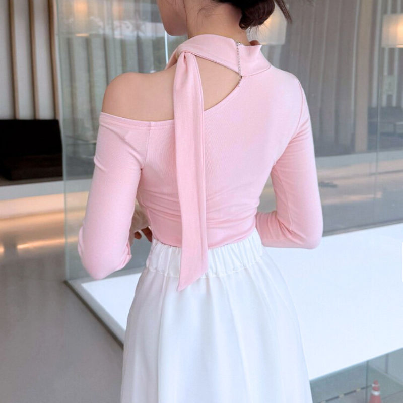 背中まで美しく見せるピンクのワンショルトップス。好印象ファッションにおすすめ。