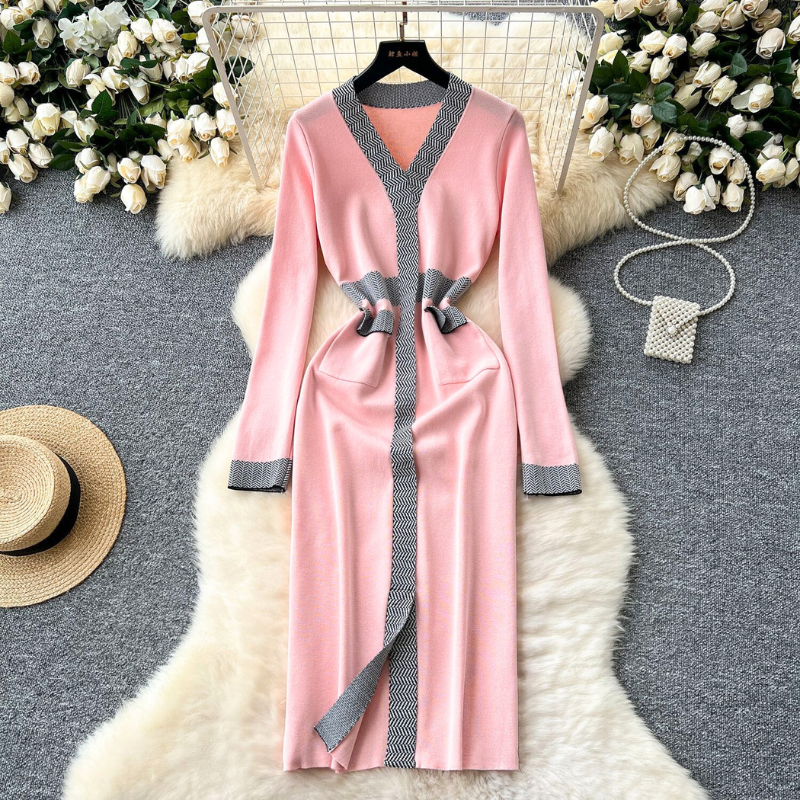 落ち着いたピンクカラーが可憐な印象のニットワンピース。