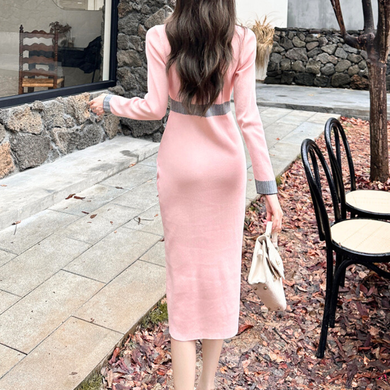 ピンクのワンピースのバックスタイル。ボディラインを美しく見せるデザイン。