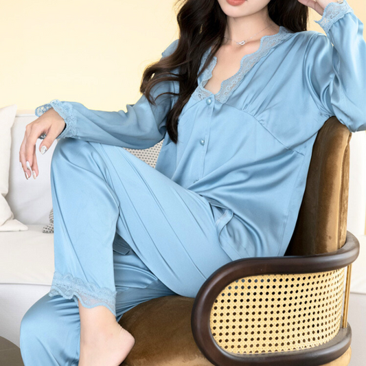 ブルーのトップスを横から捉え、薄手サテン調生地が落ち感のあるシルエットを演出