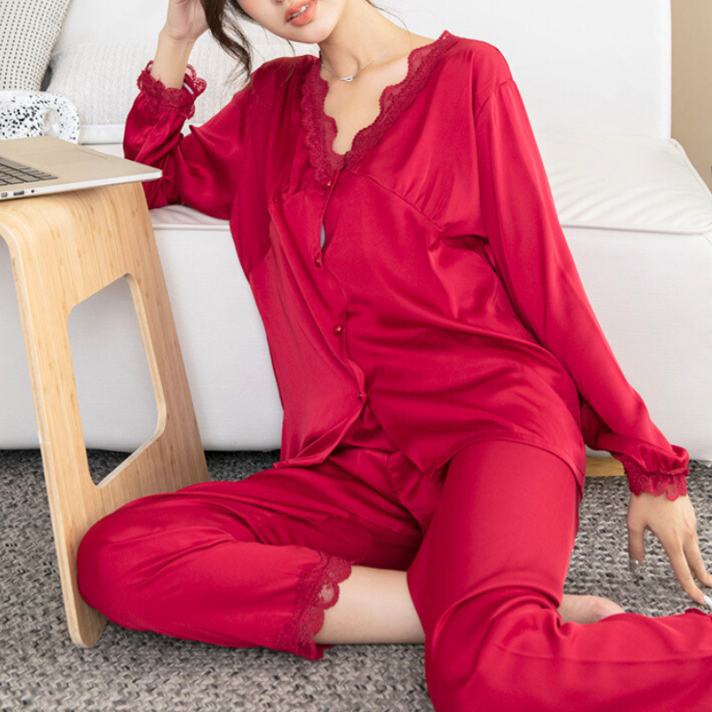 レッドのロングパンツと袖口レースを強調。上品なレース使いがシンプルすぎない大人可愛い印象