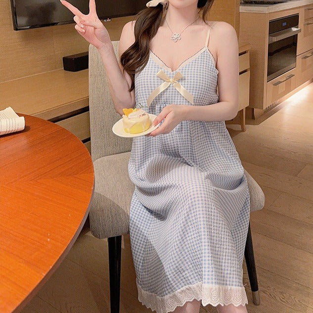 ブルーのお嬢様風キャミワンピースを正面から撮影。胸パッド付きで外からの視線も安心