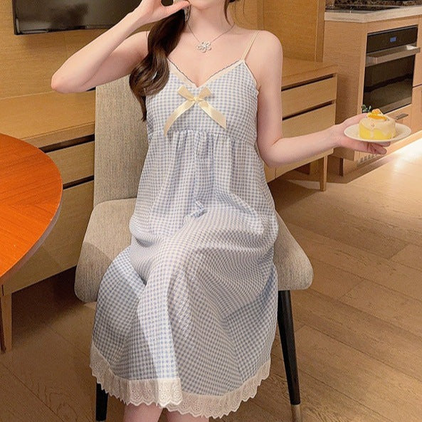 椅子に座りながらポージングするブルーのフレアネグリジェ。薄めの通気性の良い生地で夏にぴったり