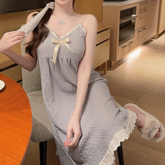 椅子に座りながらポージングするグレーワンピース。ゆったりシルエットが快適