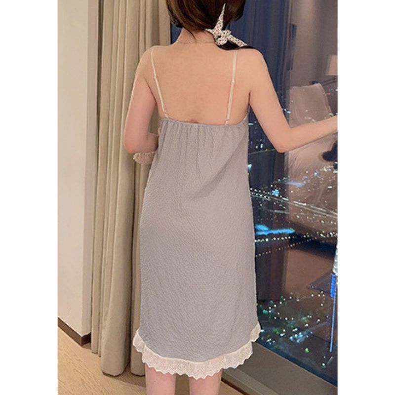 背面から撮影したグレーのキャミソールネグリジェ。フレアシルエットで体を締め付けない