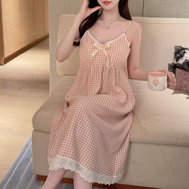 椅子に座りながらポージングするオレンジワンピース。ゆったりシルエットが快適