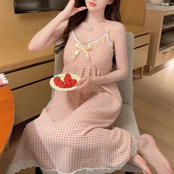 胸元の大きめリボンとフリル状のレースをアップで撮影。お嬢様風デザインが目を引く