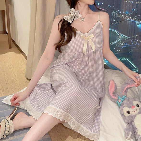 部屋でポージングするパープルのキャミワンピース姿。夏のリラックスタイムにぴったり
