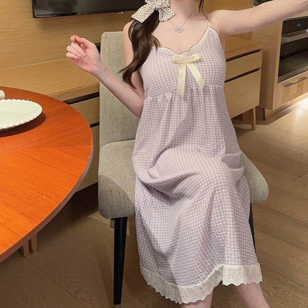 パープルのお嬢様風リボンレースキャミワンピースを正面から。胸パッド付きで1枚でも安心