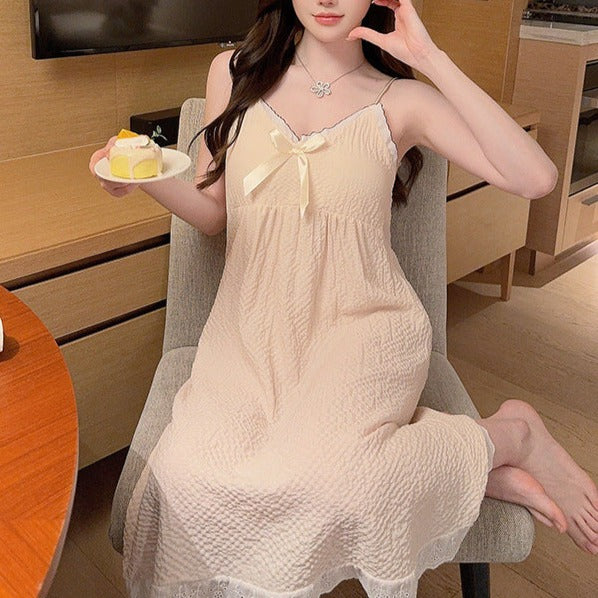 リビングでポージングするイエローのネグリジェ。夏の涼しげなルームウェアに最適